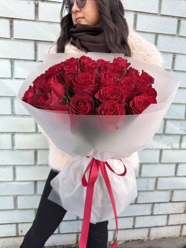 25 красных роз в упаковке, артикул F1531053 - 6000 рублей, доставка по городу. Flawery - доставка цветов
