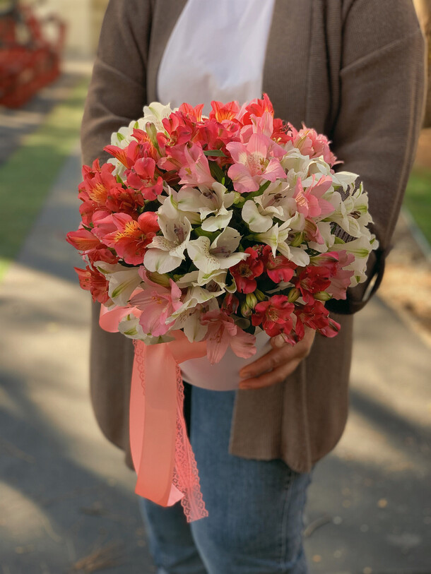 Альстромерия в целиндре, артикул F1388158 - 3450 рублей, доставка по городу. Flawery - доставка цветов