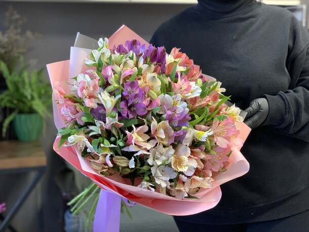 Букет альстромерий микс 17 веточек, артикул F1414731 - 5400 рублей, доставка по городу. Flawery - доставка цветов