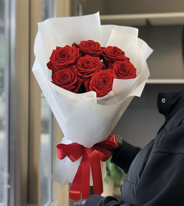 Классика 7 красных ароматных роз, артикул F1502528 - 1980 рублей, доставка по городу. Flawery - доставка цветов