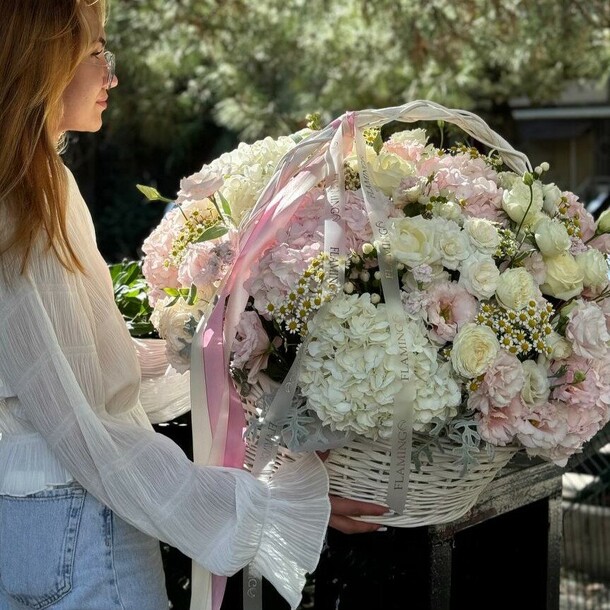 Композиция в корзине "лилибет", артикул F1367818 - 35455 рублей, доставка по городу. Flawery - доставка цветов