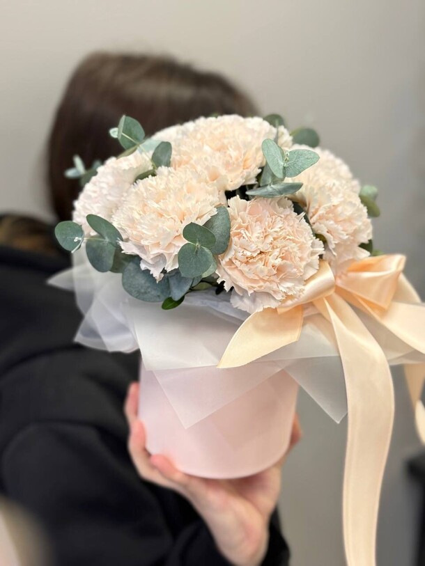 Нежный диантус в шляпной коробке, артикул F1365636 - 3025 рублей, доставка по городу. Flawery - доставка цветов