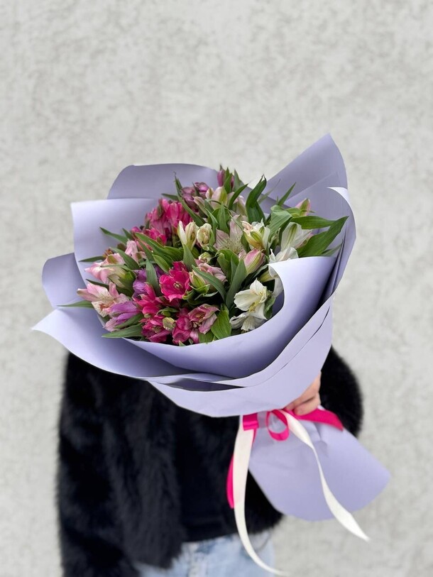 Монобукет из 9 альстромерий, артикул F1365645 - 3685 рублей, доставка по городу. Flawery - доставка цветов