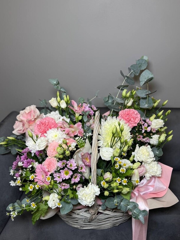 Корзина с цветами, артикул F1368101 - 14960 рублей, доставка по городу. Flawery - доставка цветов