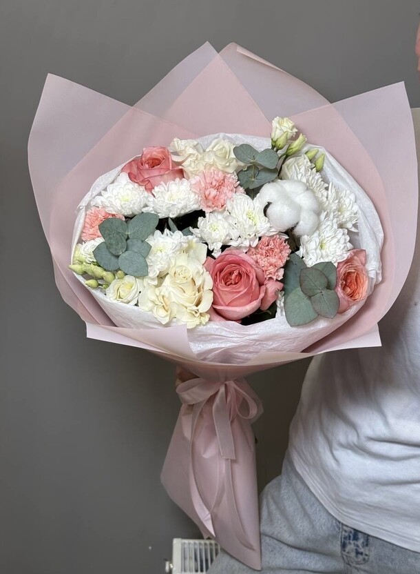 Букет с розами и хризантемой, артикул F1389084 - 6160 рублей, доставка по городу. Flawery - доставка цветов