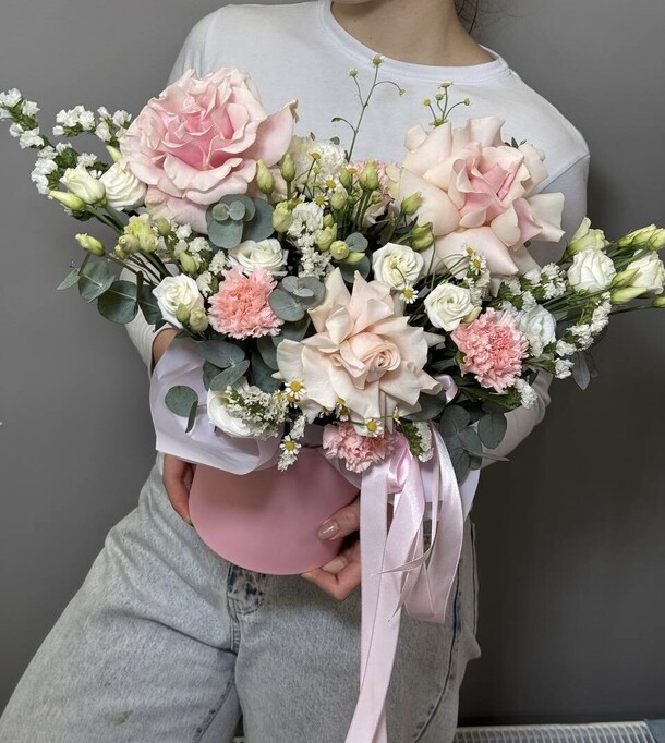 Французские розы и эустома в коробке, артикул F1391474 - 6380 рублей, доставка по городу. Flawery - доставка цветов