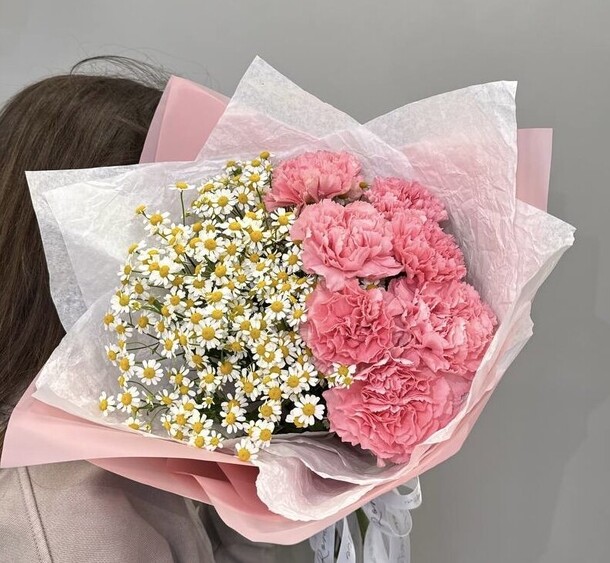 Букет из ромашки и диантусов, артикул F1396133 - 3630 рублей, доставка по городу. Flawery - доставка цветов