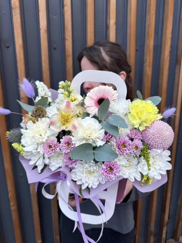 Цветы в коробке с герберой 🌸, артикул F1397409 - 3740 рублей, доставка по городу. Flawery - доставка цветов