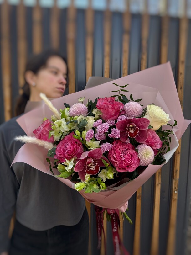 Авторский букет с розами, артикул F1397495 - 8030 рублей, доставка по городу. Flawery - доставка цветов