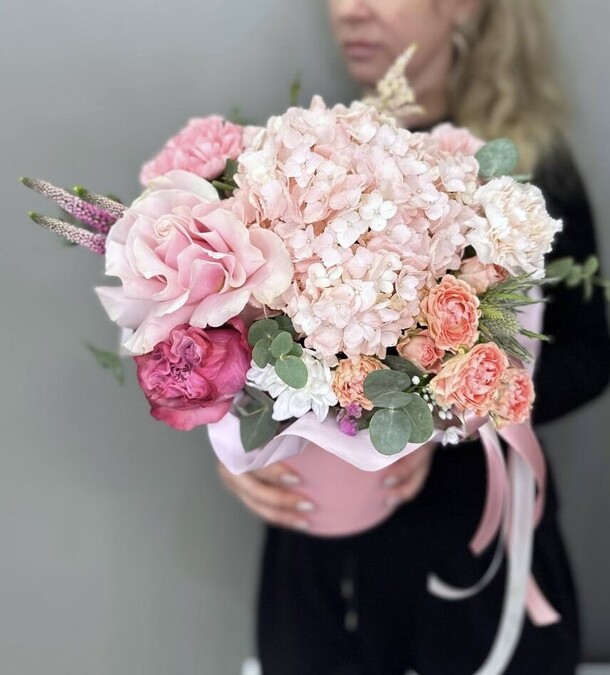 Цветы в коробке с гортензией, артикул F1400769 - 5279 рублей, доставка по городу. Flawery - доставка цветов