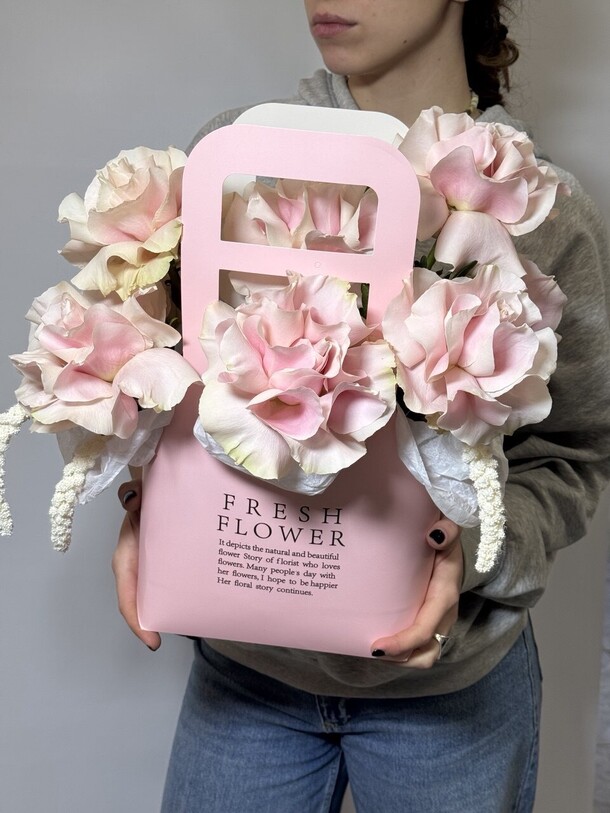 Нежная сумочка с цветами, артикул F1406003 - 6599 рублей, доставка по городу. Flawery - доставка цветов