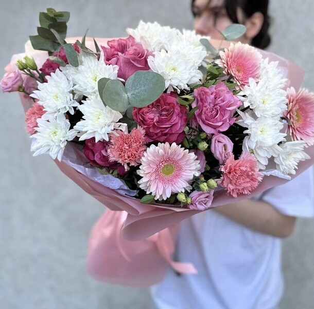 Букет и розами, герберой и кустовой хризантемой, артикул F1408747 - 7919 рублей, доставка по городу. Flawery - доставка цветов