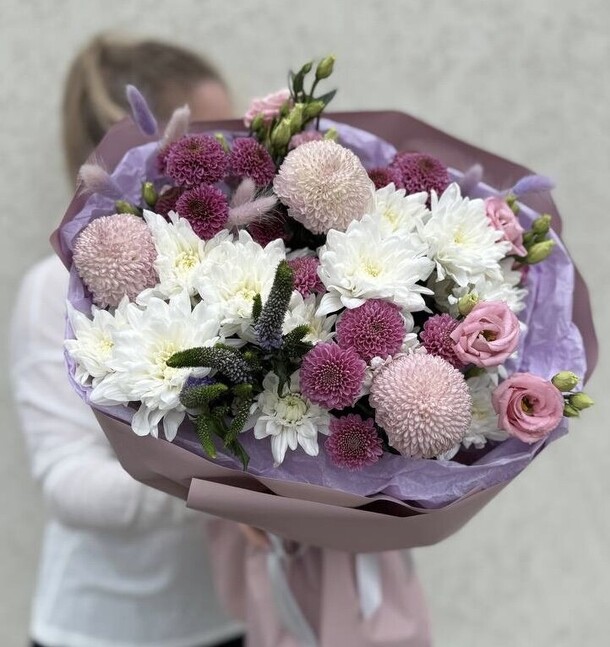 Букет с хризантемой и эустомой, артикул F1408799 - 5748 рублей, доставка по городу. Flawery - доставка цветов