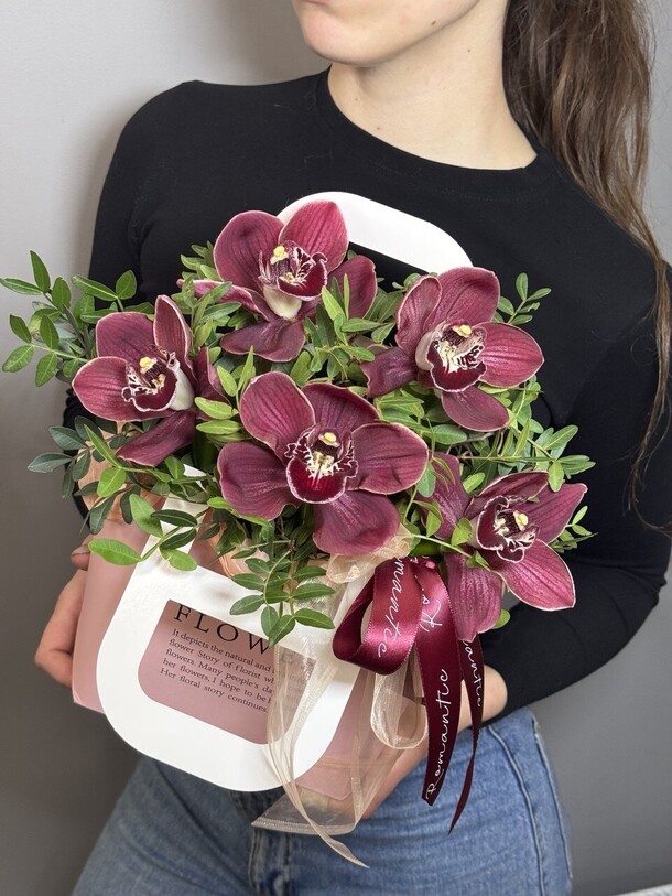 Цветы в коробке с орхидеями 🌺, артикул F1412634 - 3350 рублей, доставка по городу. Flawery - доставка цветов