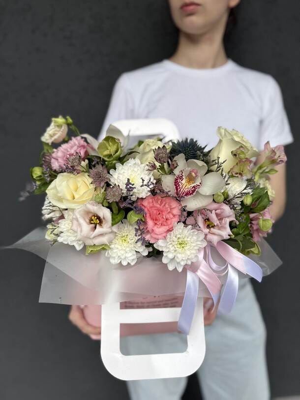 Цветы в коробке с белыми розами, артикул F1456347 - 4169 рублей, доставка по городу. Flawery - доставка цветов