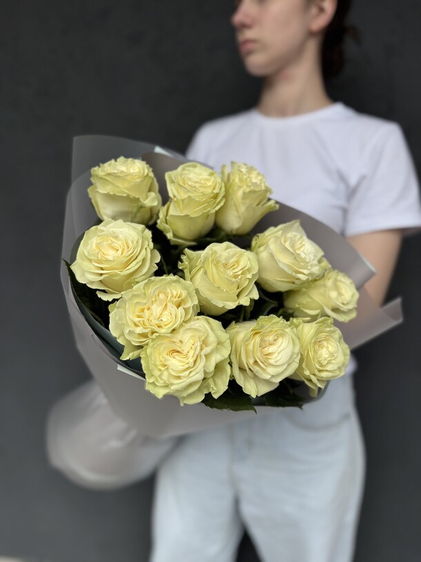 Белые розы 11 шт, артикул F1456350 - 5170 рублей, доставка по городу. Flawery - доставка цветов