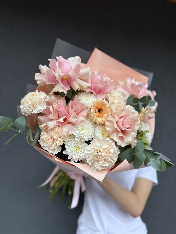 Букет «нежность с герберами», артикул F1456475 - 6434 рублей, доставка по городу. Flawery - доставка цветов