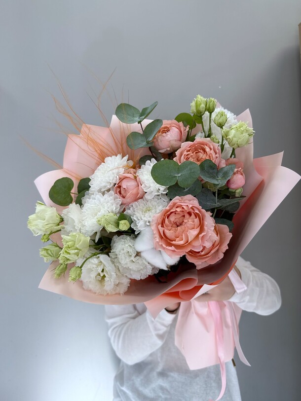 Букет с пионовидными розами и эустомой, артикул F1456479 - 4399 рублей, доставка по городу. Flawery - доставка цветов