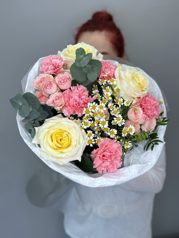 Букет с розами и ромашкой, артикул F1456485 - 4729 рублей, доставка по городу. Flawery - доставка цветов
