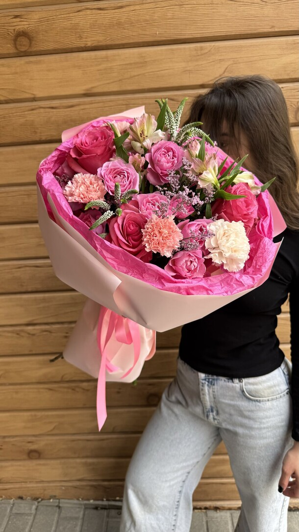 Авторский букет с яркими розами, артикул F1456486 - 5939 рублей, доставка по городу. Flawery - доставка цветов