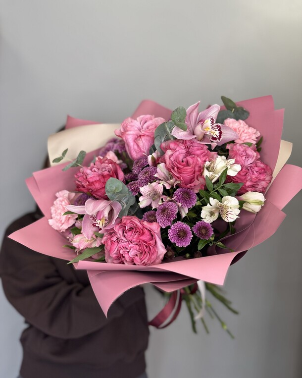 Букет с розами и сантини, артикул F1456496 - 6534 рублей, доставка по городу. Flawery - доставка цветов