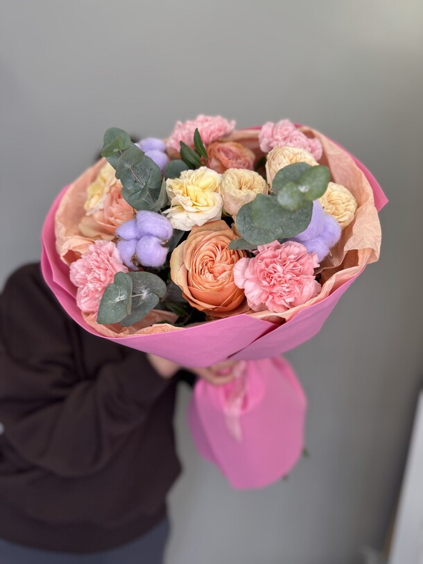 Букет с розами и хлопком, артикул F1456498 - 4895 рублей, доставка по городу. Flawery - доставка цветов