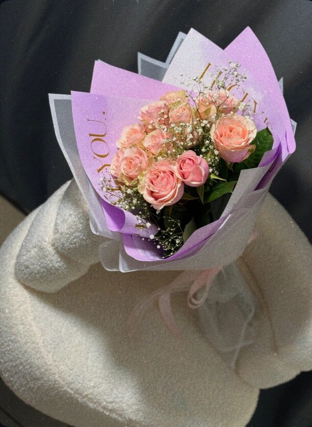 Букет из 11 роз и гипсофилы, артикул F1451258 - 5100 рублей, доставка по городу. Flawery - доставка цветов