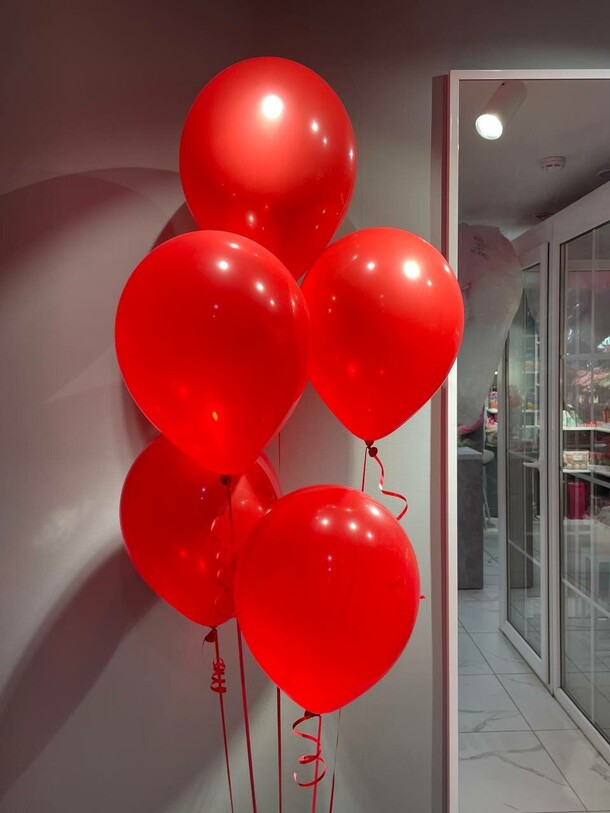 Связка алых шаров, артикул F1372005 - 1390 рублей, доставка по городу. Flawery - доставка цветов