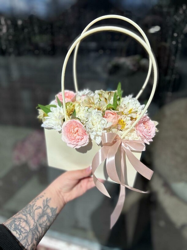 Сумочка с цветами, артикул F1406763 - 2790 рублей, доставка по городу. Flawery - доставка цветов