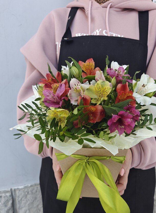 Альстромерия микс в коробке, артикул F1368880 - 2300 рублей, доставка по городу. Flawery - доставка цветов