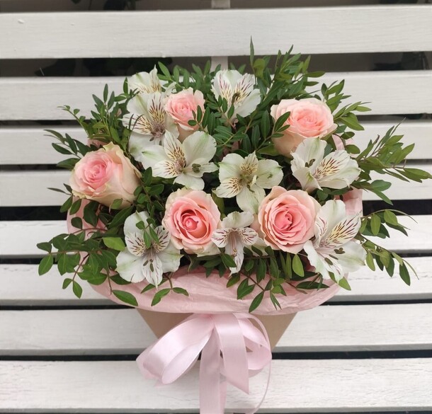 Альстромерия и роза, артикул F1379656 - 4750 рублей, доставка по городу. Flawery - доставка цветов