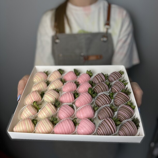 Клубника в шоколаде 30шт, артикул F1373077 - 9200 рублей, доставка по городу. Flawery - доставка цветов