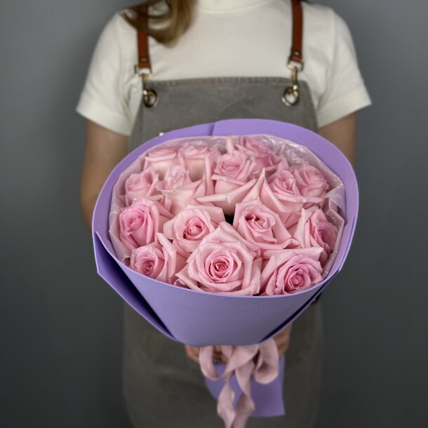 15 роз в фиолетовой упаковке, артикул F1375911 - 7200 рублей, доставка по городу. Flawery - доставка цветов
