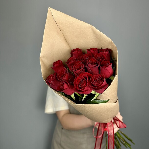 Букет из 15 красных роз, артикул F1375951 - 5900 рублей, доставка по городу. Flawery - доставка цветов