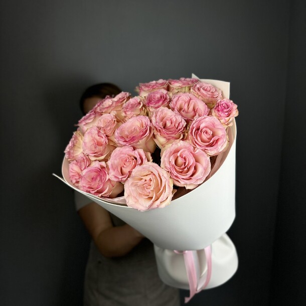 Букет из 21 эквадорской розы, артикул F1375993 - 9790 рублей, доставка по городу. Flawery - доставка цветов