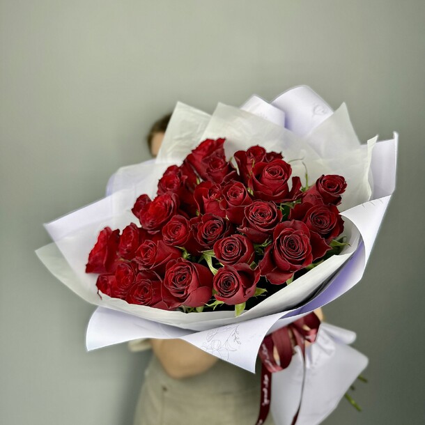 Букет из 25 красных роз, артикул F1379795 - 11431 рублей, доставка по городу. Flawery - доставка цветов