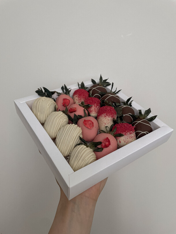 Клубника в шоколаде 16 шт, артикул F1396570 - 3800 рублей, доставка по городу. Flawery - доставка цветов