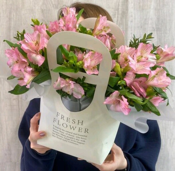 Букет цветов из альстромерии в сумочке, артикул F1424480 - 2990 рублей, доставка по городу. Flawery - доставка цветов