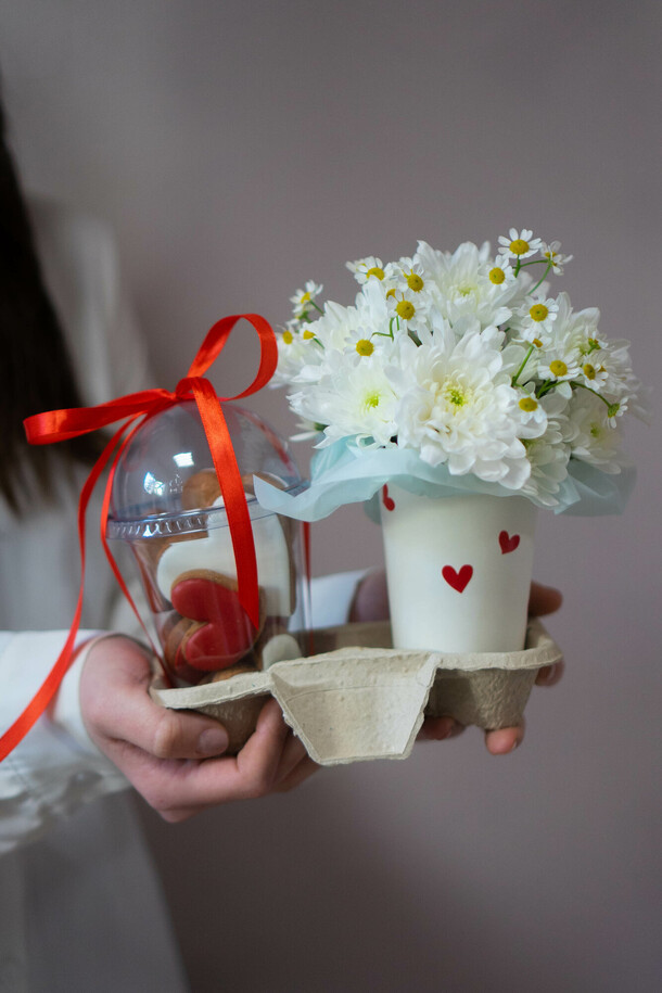 Стаканчик с цветами и пряниками, артикул F1371645 - 1650 рублей, доставка по городу. Flawery - доставка цветов