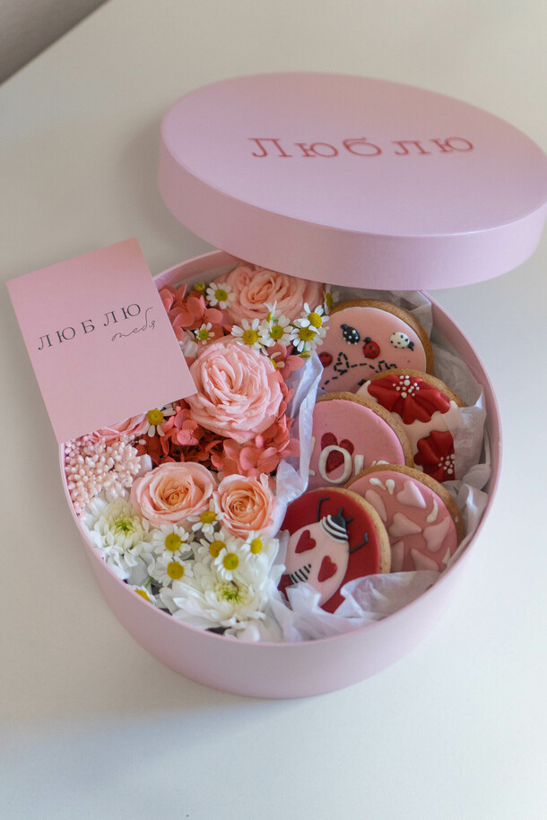 Коробка с цветами и пряниками, артикул F1371981 - 2750 рублей, доставка по городу. Flawery - доставка цветов