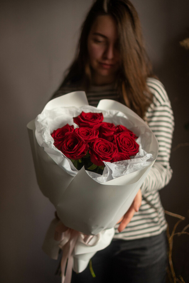 Красные розы в белой упаковке, артикул F1397619 - 5600 рублей, доставка по городу. Flawery - доставка цветов