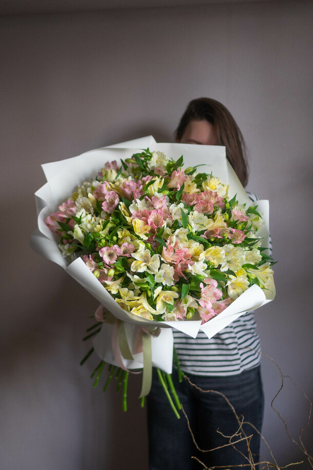 Микс ярких и нежный альстромерий в упаковке, артикул F1397621 - 8000 рублей, доставка по городу. Flawery - доставка цветов