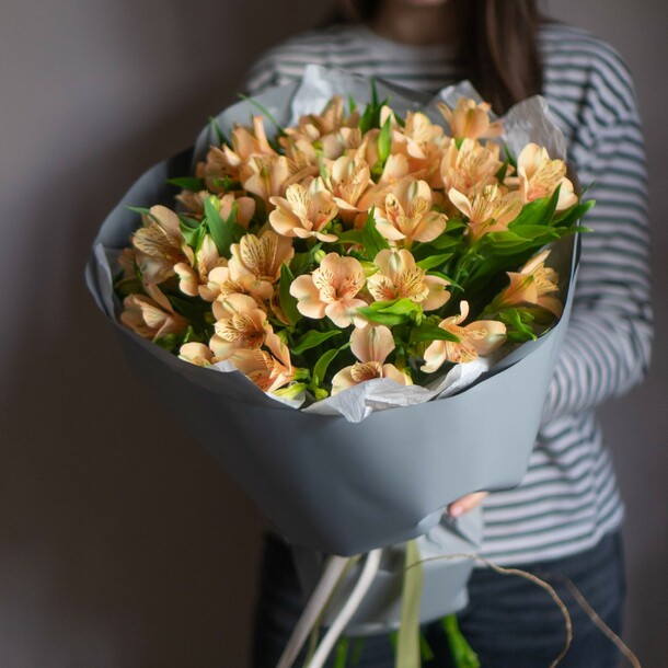 Альстромерия в персиковом цвете в серой упаковке, артикул F1397624 - 2700 рублей, доставка по городу. Flawery - доставка цветов