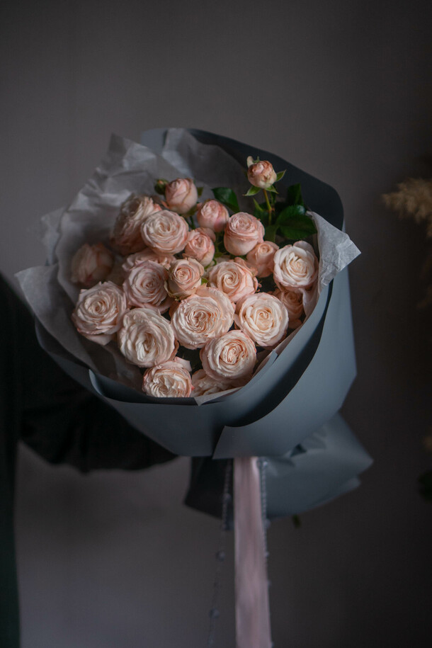 Кустовые розы в серой упаковке, артикул F1397642 - 3600 рублей, доставка по городу. Flawery - доставка цветов