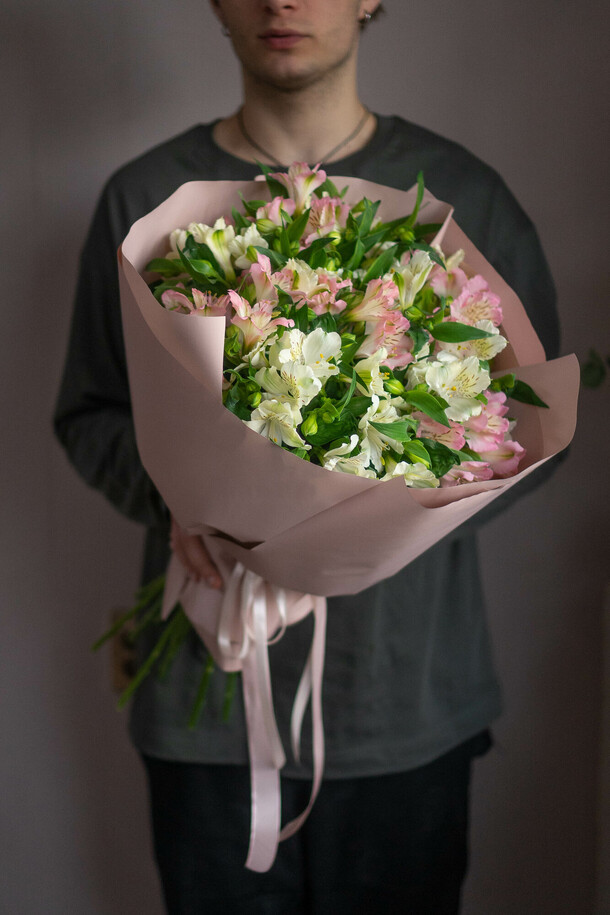 Моно букет из альстромерии, артикул F1397671 - 2750 рублей, доставка по городу. Flawery - доставка цветов