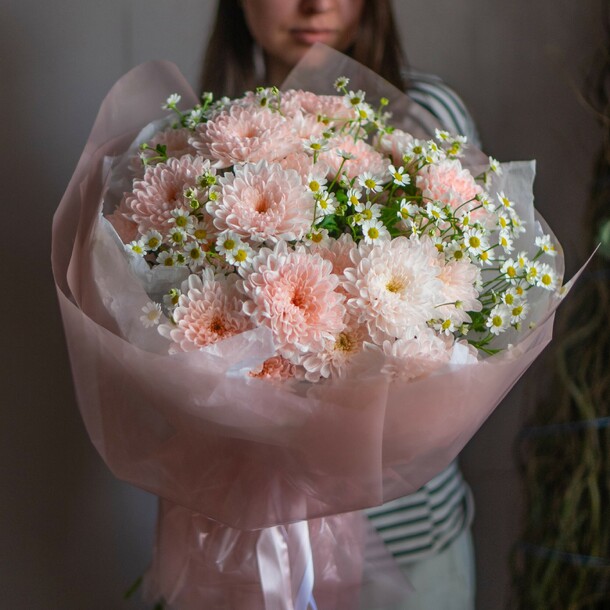 Персиковая хризантема с ромашкой, артикул F1400633 - 4345 рублей, доставка по городу. Flawery - доставка цветов