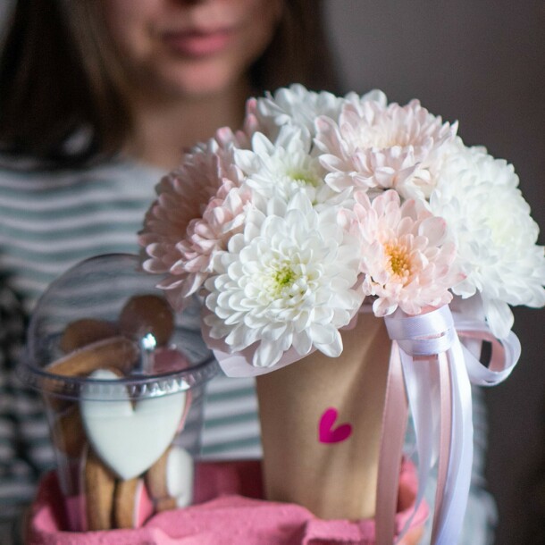 Цветы в стаканчие со сладостями, артикул F1400660 - 1980 рублей, доставка по городу. Flawery - доставка цветов