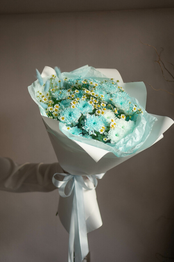 Голубые хризантемы с ромашками в белой упаковке, артикул F1407401 - 3650 рублей, доставка по городу. Flawery - доставка цветов