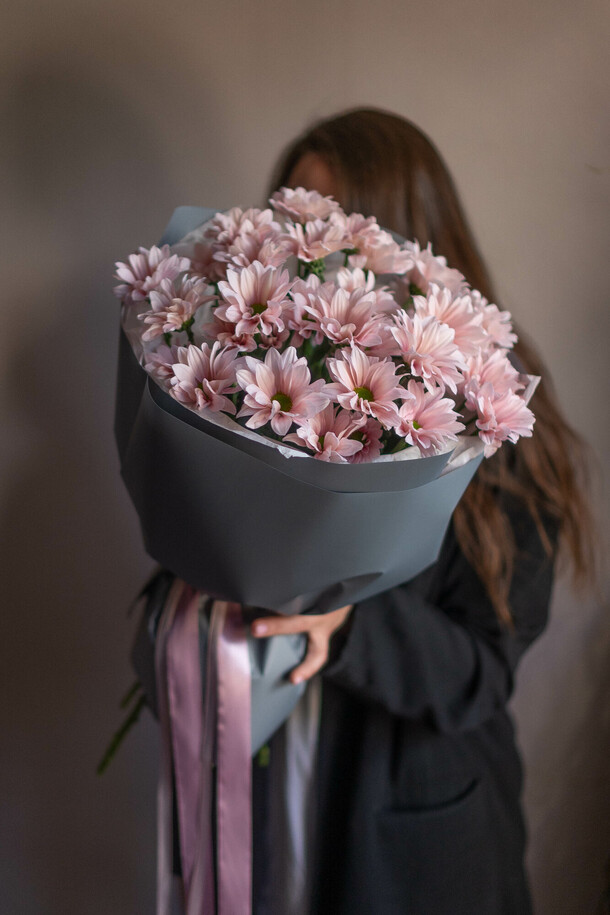 Букет из кустовых хризантем "розовые ромашки", артикул F1426040 - 3250 рублей, доставка по городу. Flawery - доставка цветов