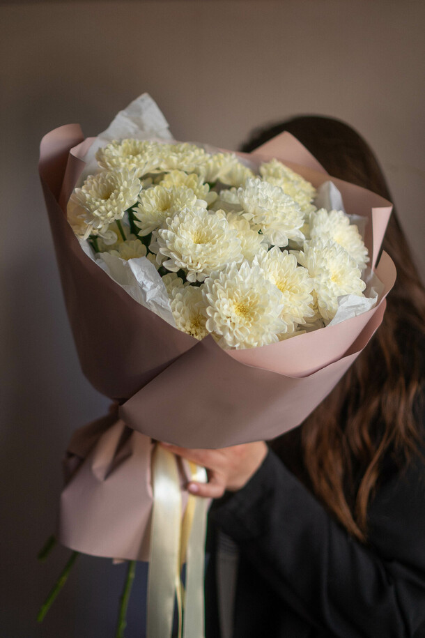 Букет из желтых кустовых хризантем в нежной упаковке, артикул F1426046 - 3250 рублей, доставка по городу. Flawery - доставка цветов